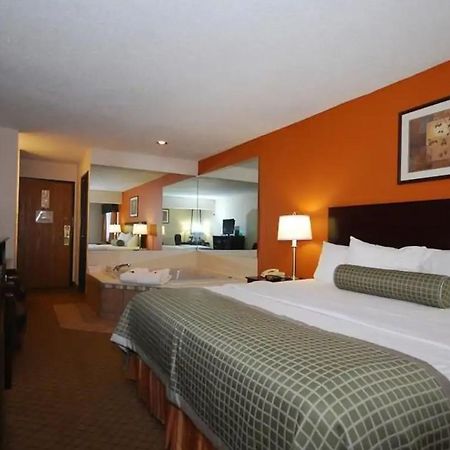 Baymont By Wyndham Delaware Hotel Стая снимка